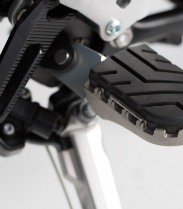 SW-MOTECH ION Footpegs with Adapters for Varios modelos de Triumph Tiger y Scrambler FRS.11.011.10103/B