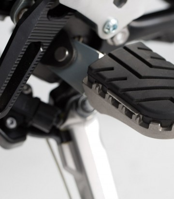 SW-MOTECH ION Footpegs with Adapters for Varios modelos de Triumph Tiger y Scrambler FRS.11.011.10103/S
