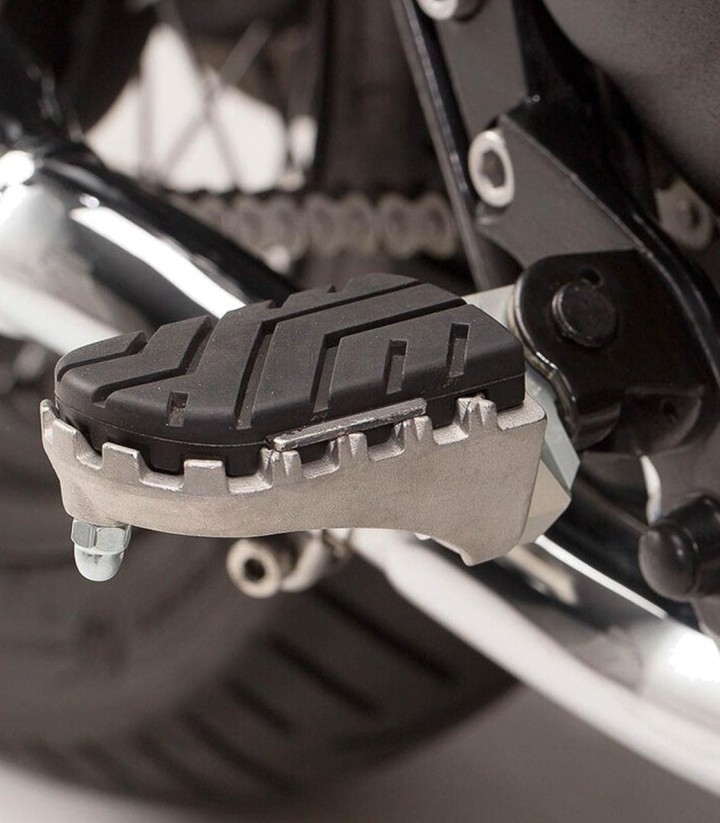 SW-MOTECH ION Footpegs with Adapters for Triumph Bonneville / T100 (04-16), Scrambler (05-16) FRS.11.011.10201/S