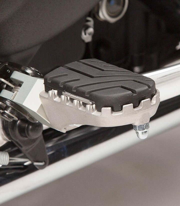 SW-MOTECH ION Footpegs with Adapters for Triumph Bonneville / T100 (04-16), Scrambler (05-16) FRS.11.011.10201/S