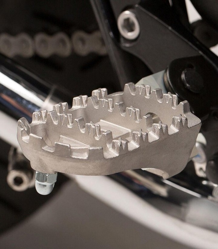 SW-MOTECH ION Footpegs with Adapters for Triumph Bonneville / T100 (04-16), Scrambler (05-16) FRS.11.011.10201/S